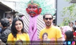 Diarak Ondel-ondel, Reza Rahadian Cuek Masuk Gang Kecil - JPNN.com