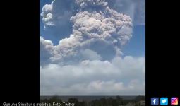 Gunung Sinabung Meletus, Lihat, Tinggi Sekali.. - JPNN.com