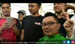 Ridwan Kamil Boyong 300 Tukang Cukur ke Bekasi - JPNN.com