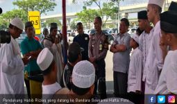 Habib Rizieq Batal Pulang, Pendukung di Bandara Tetap Senang - JPNN.com