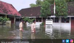 Banjir Meluap ke Sekolah, Siswa Pindah ke Musala - JPNN.com