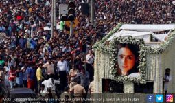 Ribuan Fan Antre Sejak Pagi demi Jenazah Sridevi Kapoor - JPNN.com
