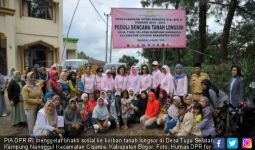 PIA DPR Kunjungi Korban Tanah Longsor di Bogor - JPNN.com