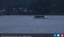 Truk Kayu Berjuang di Tengah Arus Banjir Sungai - JPNN.com