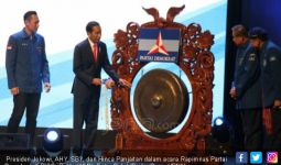 Jokowi Meminta AHY Berdiri di Sampingnya, Isyarat Apa? - JPNN.com