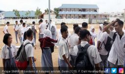 Kepsek Diduga Korupsi, Pelajar Batam Demo di Depan Sekolah - JPNN.com