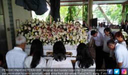 Doa dan Isak Tangis Iringi Kremasi Jenazah Hari Darmawan - JPNN.com