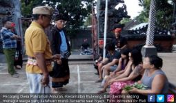 Warga Lagi Nyepi, Tiga Waitress Tepergok Mandi Bareng Cowok - JPNN.com
