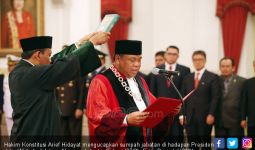 Arief Hidayat Kembali Mengucap Sumpah sebagai Hakim MK - JPNN.com