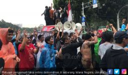 Aksi Demonstrasi Pengemudi Taksi Online, Satu Pingsan - JPNN.com