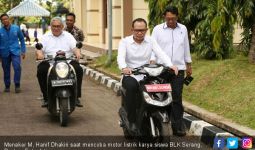 Menaker Hanif Jajal Motor Listrik Rakitan Siswa BLK Serang - JPNN.com