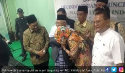 Sukmawati Cium Tangan Kiai Maruf Amin Dua Kali - JPNN.com