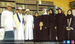 Tania Nadira Girang Berpose Bareng Habib Rizieq di Makkah - JPNN.com