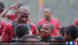 Kala Anak-anak Papua Belajar Sepakbola dengan Idolanya - JPNN.com