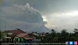 Sinabung Erupsi 5 Km, Warga Diminta Waspadai Lahar Dingin - JPNN.com