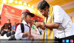 Mensos Salurkan Bantuan Sosial di Kampung Halamannya - JPNN.com
