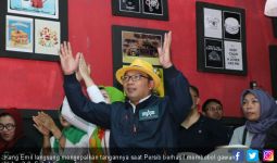 Keseruan Kang Emil Nobar Bareng Bobotoh di Sukabumi - JPNN.com