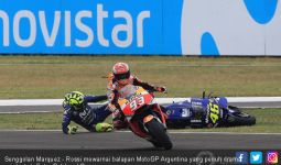 Lihat Cuplikan Senggolan Marquez - Rossi yang Lagi Viral - JPNN.com