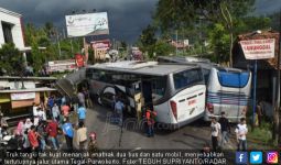 Kronologis Truk Tangki Melorot Tabrak 2 Bus dan 1 Mobil - JPNN.com