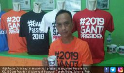 Kaus #2019GantiPresiden Laris, Pedagang: Ini Bisnis Berkah - JPNN.com