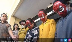 Malu, SPG dan Muncikari Pakai Topeng Spiderman - JPNN.com