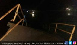 Jembatan Ambruk, Akses Antar Desa di Kayuagung Lumpuh Total - JPNN.com