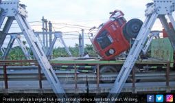 Jembatan Babat Ambruk, Truk Dipotong Jadi 3 Bagian - JPNN.com