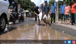Warga Buat Kolam Lele di Tengah Jalan - JPNN.com
