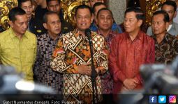 Makna di Balik Aksi Gatot Cium Tangan SBY - JPNN.com