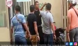 Sekelompok Pria Bawa Senpi Ribut dengan Satpam, Ini Videonya - JPNN.com