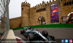 Manfaatkan Baku Hantam, Lewis Hamilton Menangi F1 Azerbaijan - JPNN.com