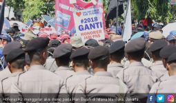Berbaur dengan Massa Buruh, Honorer K2 Aksi di Depan Istana - JPNN.com