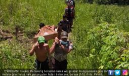 Lihatlah, Warga Gotong Mayat di Tengah Hutan Kalimantan - JPNN.com