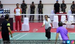 Jokowi Tanding Bulu Tangkis Melawan Sultan Brunei - JPNN.com