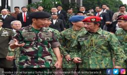 Berbaju Loreng, Jokowi - Sultan Brunei Saksikan Atraksi TNI - JPNN.com
