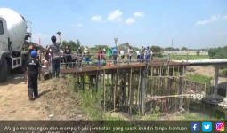 Warga Terpaksa Kumpul Dana Sendiri demi Bangun Jembatan - JPNN.com