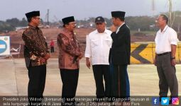 Bersarung, Jokowi Tinjau Tol Gempas - JPNN.com