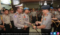 Kapolri Berikan Kenaikan Pangkat untuk Polisi Riau - JPNN.com