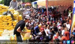 Ratusan Warga Berdesak-desakan Datangi Pasar Murah - JPNN.com