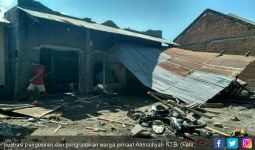 Di Hadapan Polisi, Jemaat Ahmadiyah NTB Dirusak Rumahnya - JPNN.com