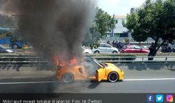 Mobil Sport Mewah Hangus Terbakar di Tol Slipi - JPNN.com