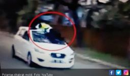 Viral, Polantas Ditabrak Mobil dan Tersangkut di Kap - JPNN.com