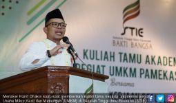 Menaker Kunjungi Industri Pengolahan Tembakau di Pamekasan - JPNN.com