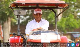  Gaya Menteri Amran Garap Sawah dengan Traktor - JPNN.com