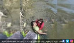 Bunuh Diri Terjun ke Sungai Dangkal, Akhirnya Dipangku Pacar - JPNN.com