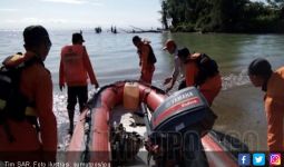 Perahu Terbalik, Bapak dan Anak Ditemukan Tewas Berpelukan - JPNN.com