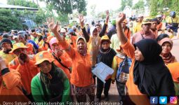 Demo Tuntut THR, Satgas Persampahan Geruduk Pemko Batam - JPNN.com