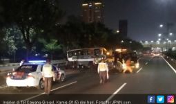 Truk Hantam Kopaja di Tol Cawang-Grogol, Parah - JPNN.com