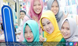 Ibu Cinta Kampanyekan Ridwan Kamil di Pasar Baru - JPNN.com