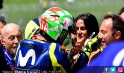 Mmuah..Si Seksi Dicium Rossi Usai Kualifikasi MotoGP Italia - JPNN.com